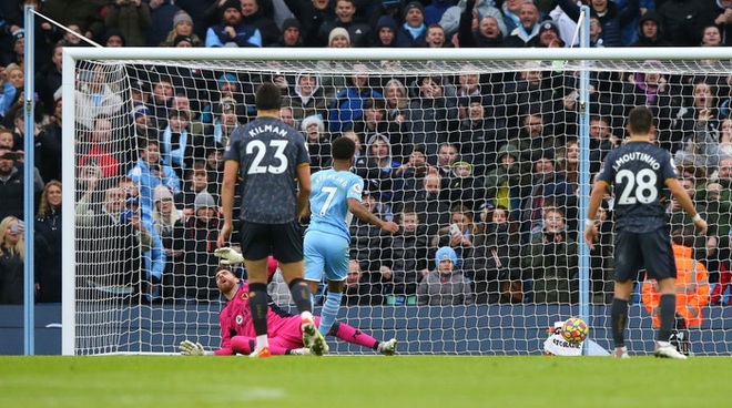 Thẻ đỏ và penalty giúp Man City giữ chặt ngôi đầu bảng sau chiến thắng nhọc nhằn - Ảnh 5.