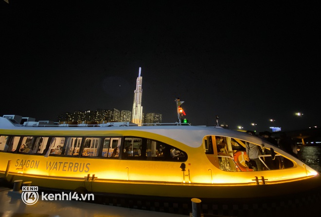 Trải nghiệm tuyến buýt đường sông được mở về đêm: Sài Gòn lên đèn lung linh, nhìn từ góc nào cũng đẹp! - Ảnh 10.