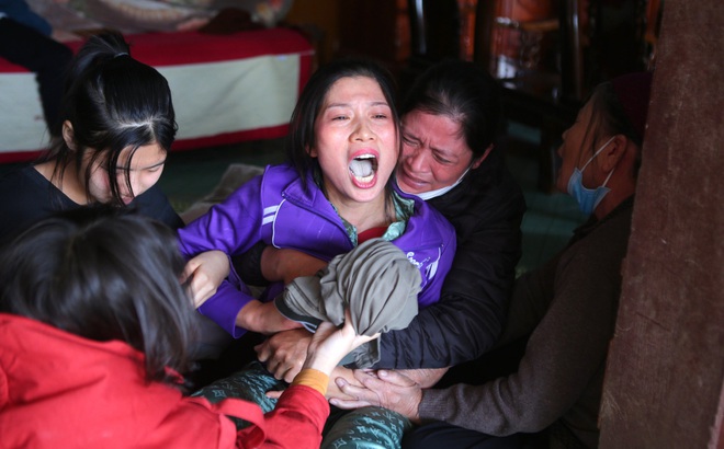 Chị Lê Thị Hải gào khóc cha, chồng và con trai đang mất tích ngoài biển khơi.