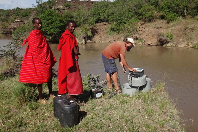 Tắm chung trong hồ nước chứa đầy phân - Cách lũ hà mã trao lợi khuẩn cho nhau để giữ gìn sức khỏe - Ảnh 3.