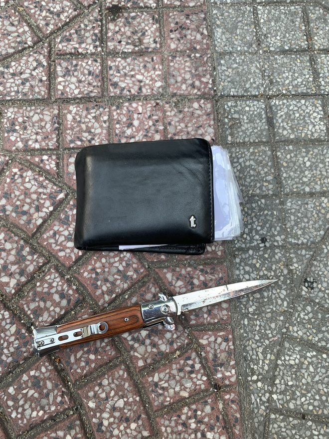 Đ&acirc;m gục h&agrave;ng x&oacute;m v&igrave; thường xuy&ecirc;n để r&aacute;c trước nh&agrave; m&igrave;nh - Ảnh 1.