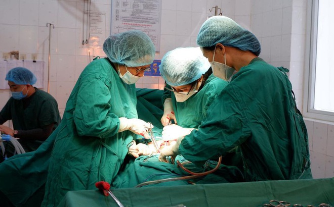 Thực hiện ca phẫu thuật cắt u xơ cho bệnh nhân. Ảnh: BVCC