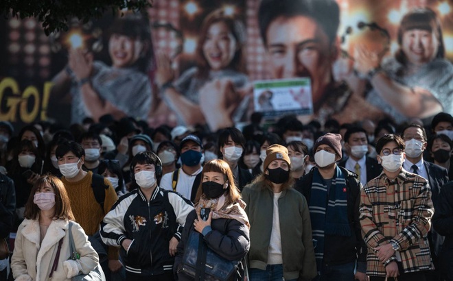 Người dân Nhật Bản đeo khẩu trang khi ra khỏi nhàđể tránh lây nhiễm COVID-19. Ảnh: AFP
