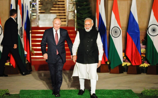 Thủ tướng Narendra Modi (phải) chào đón Tổng thống Vladimir Putin tại New Delhi (Ấn Độ) ngày 6/12. Ảnh: Reuters