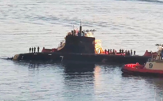 Tàu ngầm tấn công USS Connecticut tại cảng San Diego hôm 12/12. Ảnh: San Diego Webcam