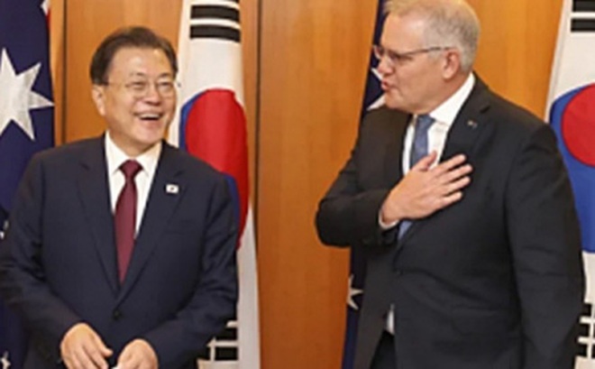 Thủ tướng Australia Scott Morrison (phải) và Tổng thống Hàn Quốc Moon Jae-in (trái) tại lễ ký hợp đồng quốc phòng trị giá 1 tỷ AUD tại Canberra, Australia. Ảnh: Alex Ellinghausen.