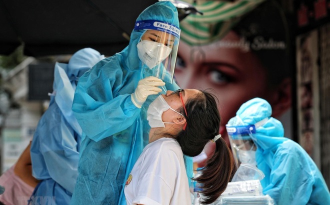 Nhân viên y tế lấy mẫu cho người dân Hà Nội.