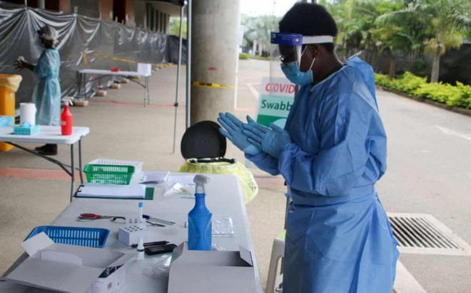 Nhân viên y tế tại một địa điểm xét nghiệm SARS-CoV-2 ở Port Moresby, Papua New Guinea. Ảnh: AFP