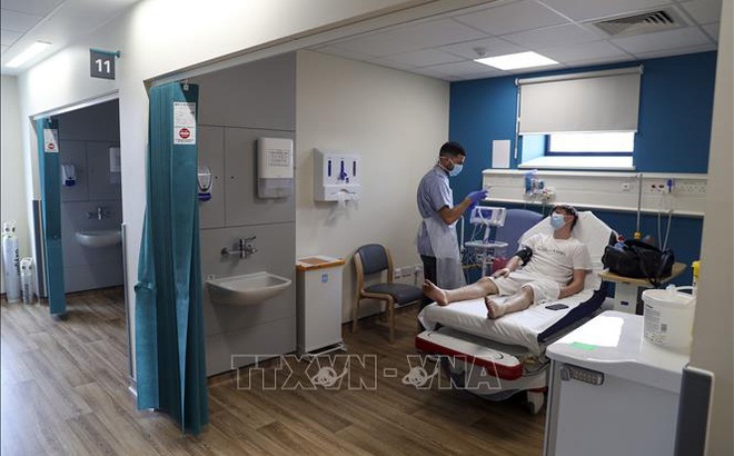 Nhân viên y tế điều trị cho bệnh nhân COVID-19 tại bệnh viện ở London, Anh. Ảnh: AFP/TTXVN