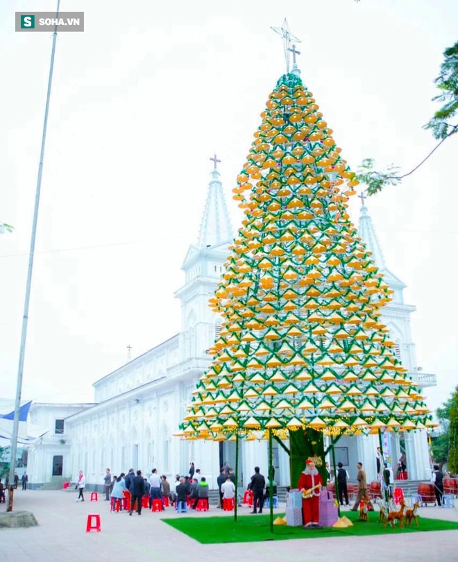 Săn hàng trăm lốp xe cũ của người dân về quê tránh dịch để dựng cây thông Noel khổng lồ - Ảnh 10.