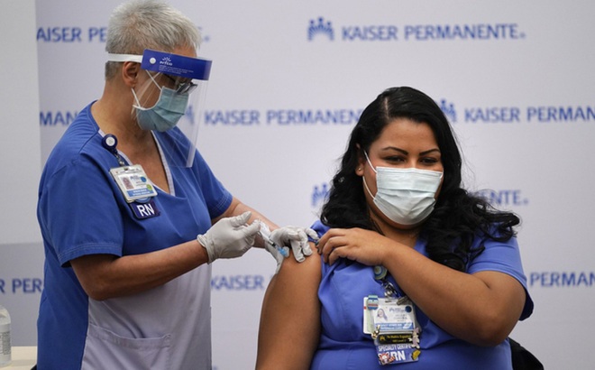 Một nhân viên y tế tiêm vaccine Covid-19 tại trung tâm y tế Kaiser Permanente ở Los Angeles, bang California, Mỹ, hồi tháng 12/2020. Ảnh: AP