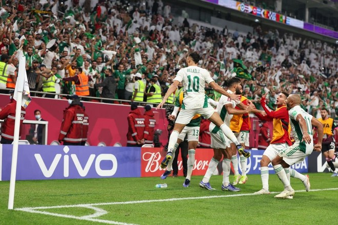 Bù giờ 17 phút, VAR khiến chủ nhà World Cup 2022 bị loại đầy cay đắng - Ảnh 1.