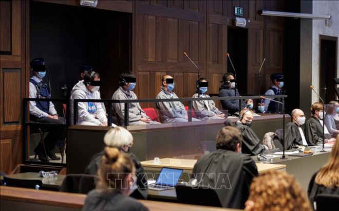 Phiên tòa xét xử các nghi phạm liên quan đường dây buôn người tại thành phố Bruges, Bỉ, ngày 15/12/2021. Ảnh: AFP/TTXVN