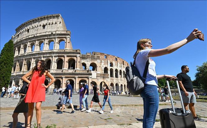 Khách thăm quan đấu trường Colosseum ở Rome, Italy. Ảnh tư liệu: AFP/TTXVN