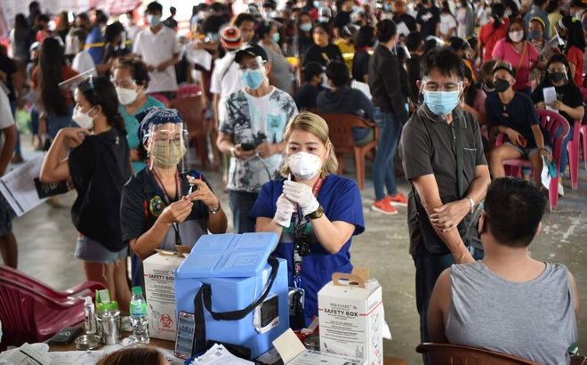Nhân viên y tế chuẩn bị vaccine COVID-19 tại Manila, Philippines. Ảnh: AFP