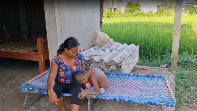 Cậu bé mù kỳ lạ ở Trà Vinh: Không ăn cơm, chỉ gặm gỗ, đất đá, 6 tuổi chưa biết nói - Ảnh 5.