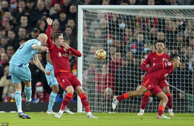 Liverpool 3-1 Newcastle: Vượt bão Covid-19 - Ảnh 1.