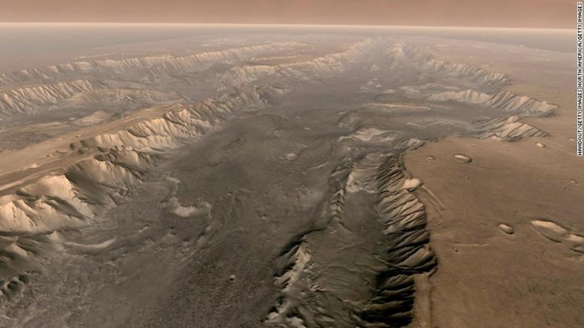 Phát hiện bất ngờ về “lượng nước đáng kể” tại hẻm núi sâu nhất Hệ Mặt trời trên sao Hỏa - Ảnh 1.