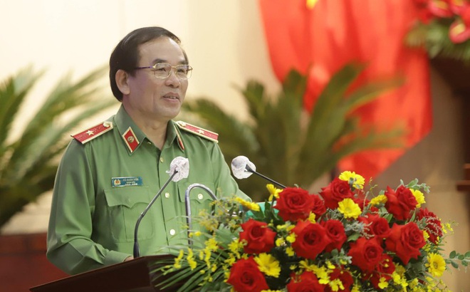 Thiếu tướng Vũ Xuân Viên trả lời câu hỏi của đại biểu tại kỳ họp.
