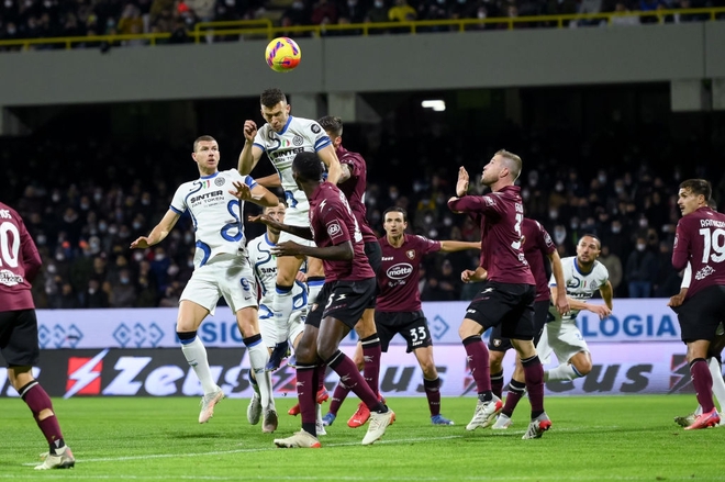 Cựu sao MU ghi bàn, Inter tiếp tục dẫn đầu BXH sau thắng lợi 5-0 trước Salernitana - Ảnh 2.