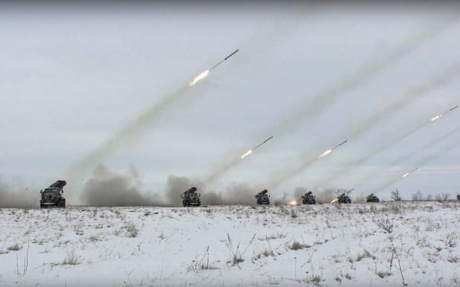 Các bệ phóng tên lửa trên xe tải của Nga trong cuộc tập trận gần Orenburg. Ảnh: EPA