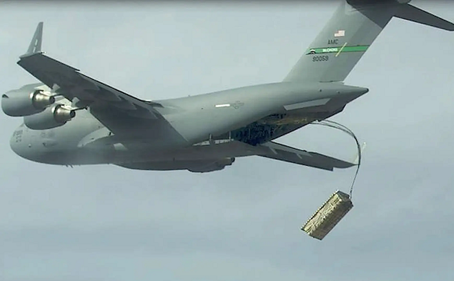 Máy bay C-17A Globemaster III thả một pallet mô phỏng chứa tên lửa không đối đất AGM-158.