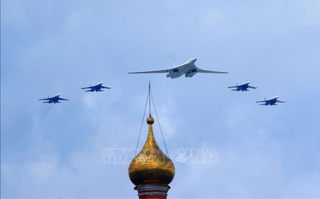 Máy bay mang tên lửa chiến lược Tu-160 được 4 chiếc tiêm kích Su-35S hộ tống tham gia diễu binh kỷ niệm 76 năm chiến thắng phát xít. Ảnh minh họa: Trần Hiếu/PV TTXVN tại Nga