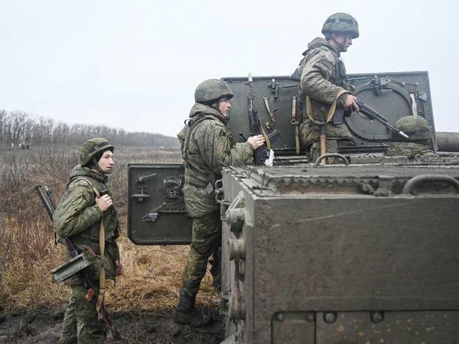 Một năm đầy bão táp trong quan hệ Nga-Ukraine và nguy cơ bùng nổ xung đột - Ảnh 1.