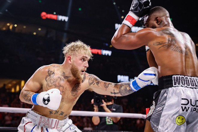 Jake Paul tung một đấm ăn ngay, đánh bất tỉnh nhà cựu vô địch UFC Tyron Woodley - Ảnh 1.