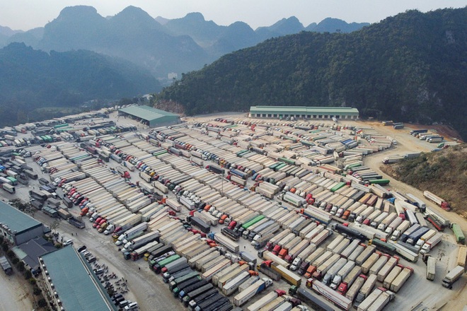 NÓNG nhất tuần qua: Hơn 4.800 xe hàng của Việt Nam xuất đi Trung Quốc tắc cứng ở cửa khẩu - Ảnh 1.
