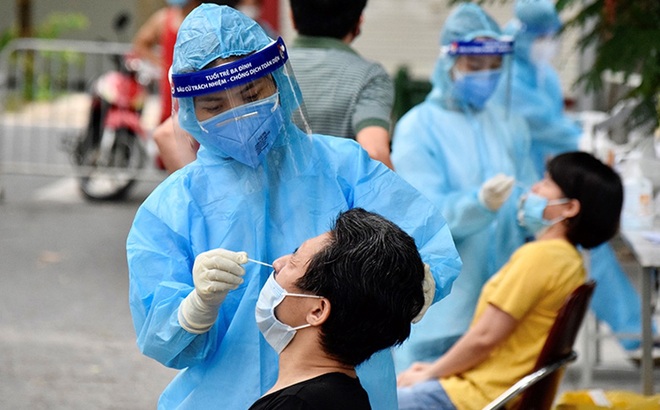 Nhân viên y tế lấy mẫu xét nghiệm cho người dân Hà Nội.