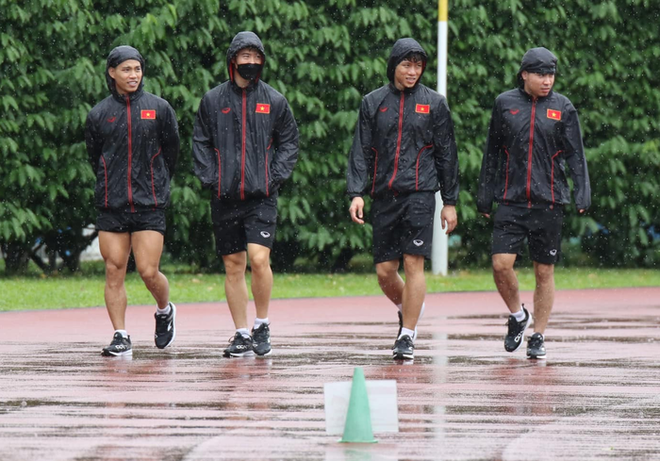 AFF Cup 2020: ĐT Việt Nam tập buổi đầu tiên tại Singapore dưới cơn mưa rào - Ảnh 1.