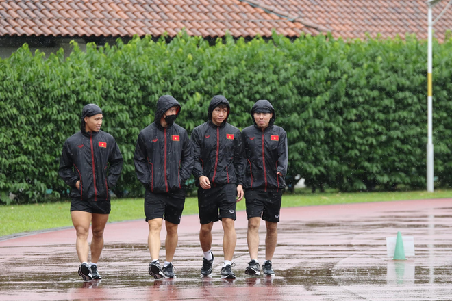 AFF Cup 2020: ĐT Việt Nam tập buổi đầu tiên tại Singapore dưới cơn mưa rào - Ảnh 2.