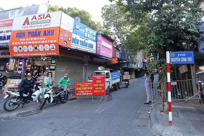 Hà Nội: 60 F0 ở khu tập thể Nguyễn Công Trứ. Thêm 22 HS nhập viện sau tiêm vắc xin ở Thanh Hóa - Ảnh 2.