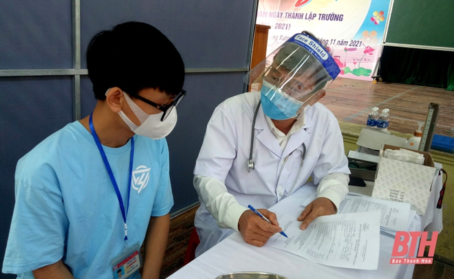 Việt Nam thêm 13.698 ca mắc. Thanh Hóa tạm dừng lô vắc xin đang tiêm sau khi hơn 120 em nhập viện - Ảnh 1.