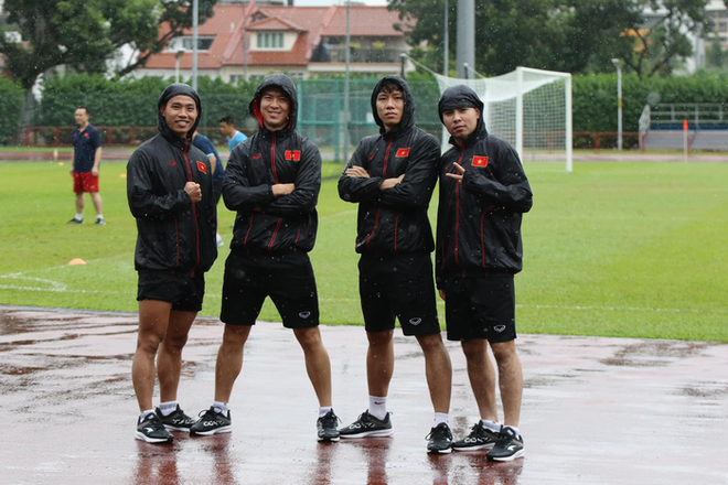 AFF Cup 2020: ĐT Việt Nam tập buổi đầu tiên tại Singapore dưới cơn mưa rào - Ảnh 3.