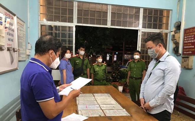 Công an quận Bình Thạnh, TP HCM đọc lệnh khởi tố, bắt giam Tâm “ken”