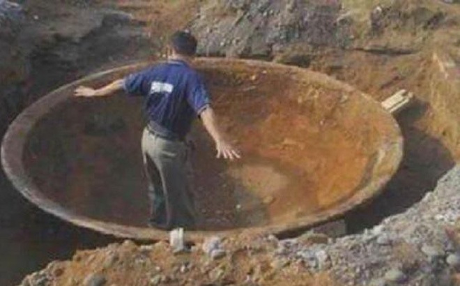 Cổ vật khổng lồ được phát hiện ở Indonesia khi đào móng xây nhà. Ảnh KK News.