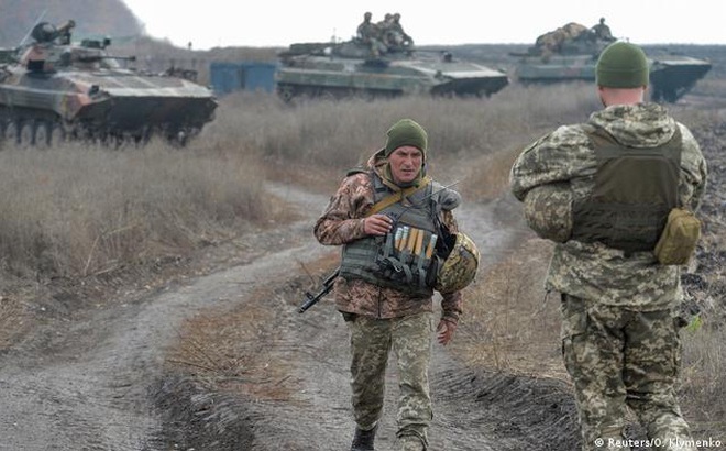Binh sĩ Ukraine cùng vũ khí hạng nặng ở Donbass. Ảnh: Reuters