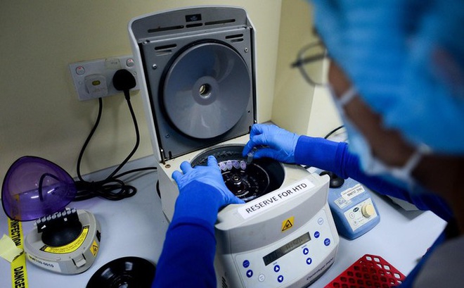 Nhân viên y tế Bệnh viện Bệnh Nhiệt đới thực hiện xét nghiệm SARS-CoV-2.
