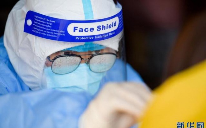 Một nhân viên y tế lấy mẫu xét nghiệm tại Mãn Châu Lý hôm 1/12. Ảnh: Tân Hoa xã.