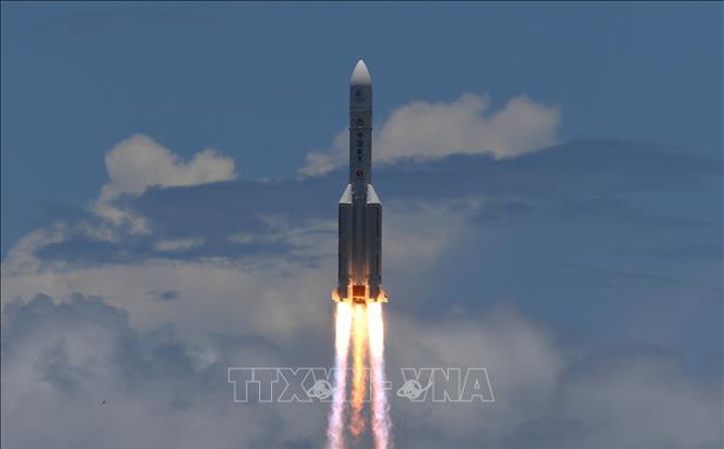 Tên lửa đẩy Trường Chinh-5 mang theo tàu thăm dò Thiên Vấn-1 rời bệ phóng tại Trung tâm Vũ trụ Văn Xương ở tỉnh Hải Nam, Trung Quốc. Ảnh minh họa: AFP/TTXVN