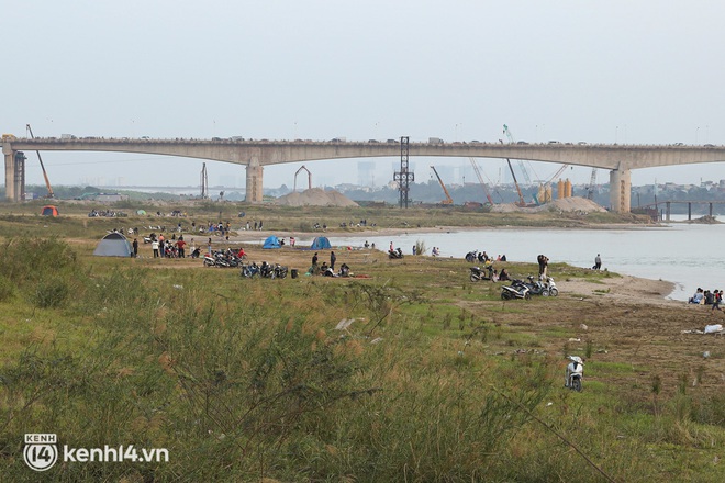 Hàng trăm người dân ở Hà Nội vẫn tụ tập cắm trại, cởi bỏ khẩu trang bất chấp dịch Covid-19 diễn biến phức tạp - Ảnh 1.
