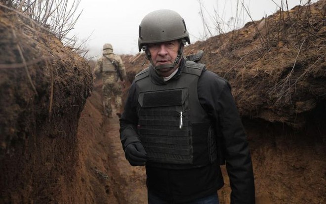 Tình cảnh quân đội Ukraine bên trong chiến hào đối đầu với quân ly khai ở miền Đông - Ảnh 1.