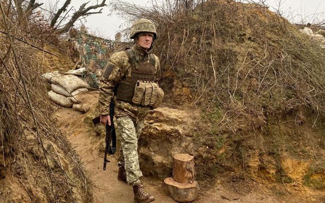 Tình cảnh quân đội Ukraine bên trong chiến hào đối đầu với quân ly khai ở miền Đông - Ảnh 2.