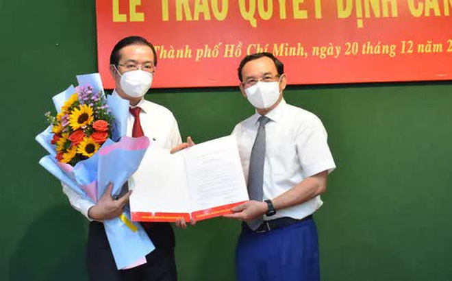 Ủy viên Bộ Chính trị, Bí thư Thành ủy TP HCM Nguyễn Văn Nên trao quyết định cho ông Lê Văn Minh