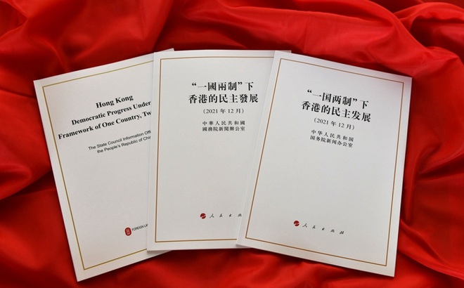 Sách trắng về dân chủ ở Hong Kong. Ảnh: Tân Hoa xã