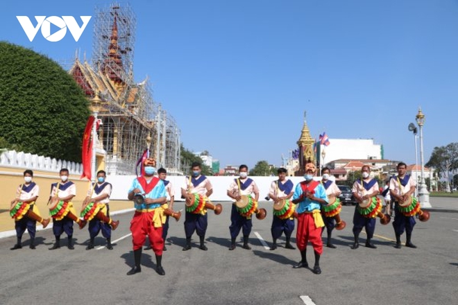 Chủ tịch nước Nguyễn Xuân Phúc được chào đón nồng nhiệt tại Thủ đô Phnom Penh - Ảnh 1.