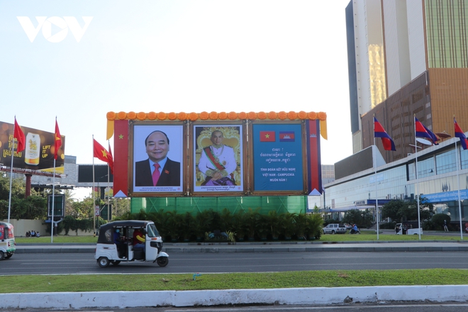 Chủ tịch nước Nguyễn Xuân Phúc được chào đón nồng nhiệt tại Thủ đô Phnom Penh - Ảnh 2.