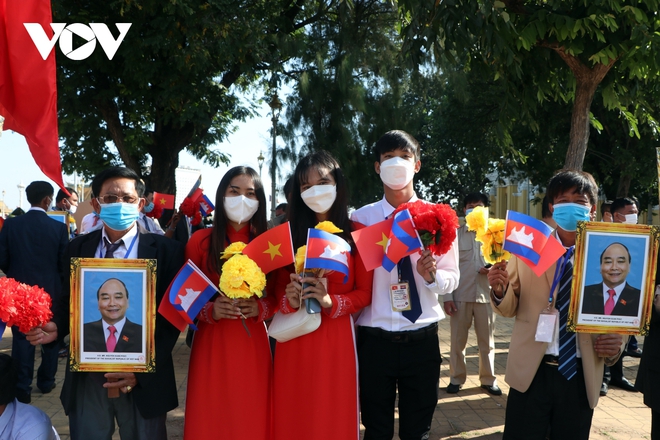 Chủ tịch nước Nguyễn Xuân Phúc được chào đón nồng nhiệt tại Thủ đô Phnom Penh - Ảnh 12.